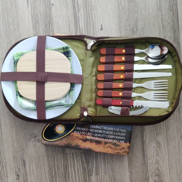 Bright Outdoors Other - Portable Picnic Cutlery Set with Plates and Corkscrew - Olive Interior